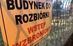 tabliczka z napisem 'budynek do rozbiórki, wstęp wzbroniony'
