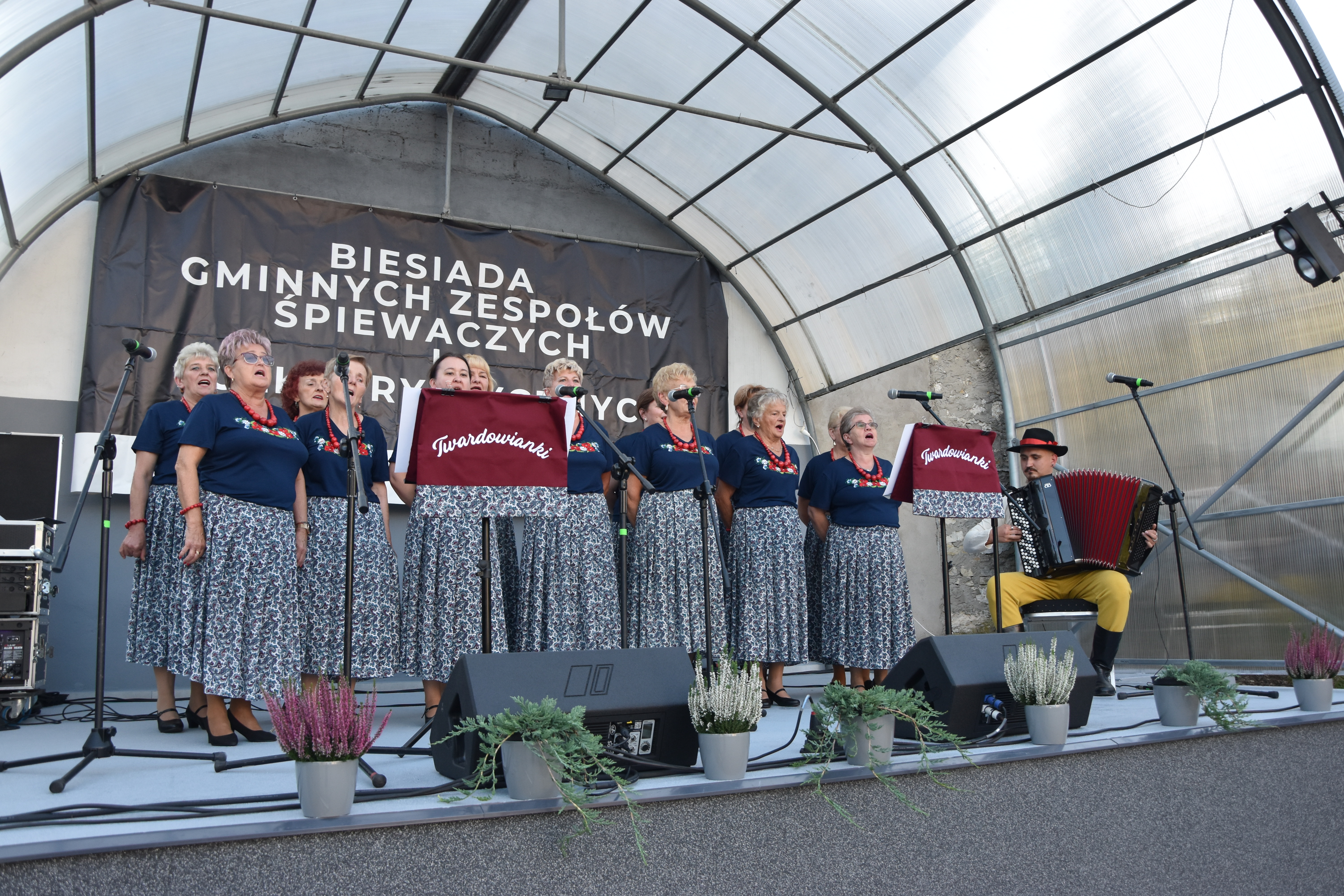 Zdjęcie przedstawia śpiewający zesp&oacute;ł Twardowianki.