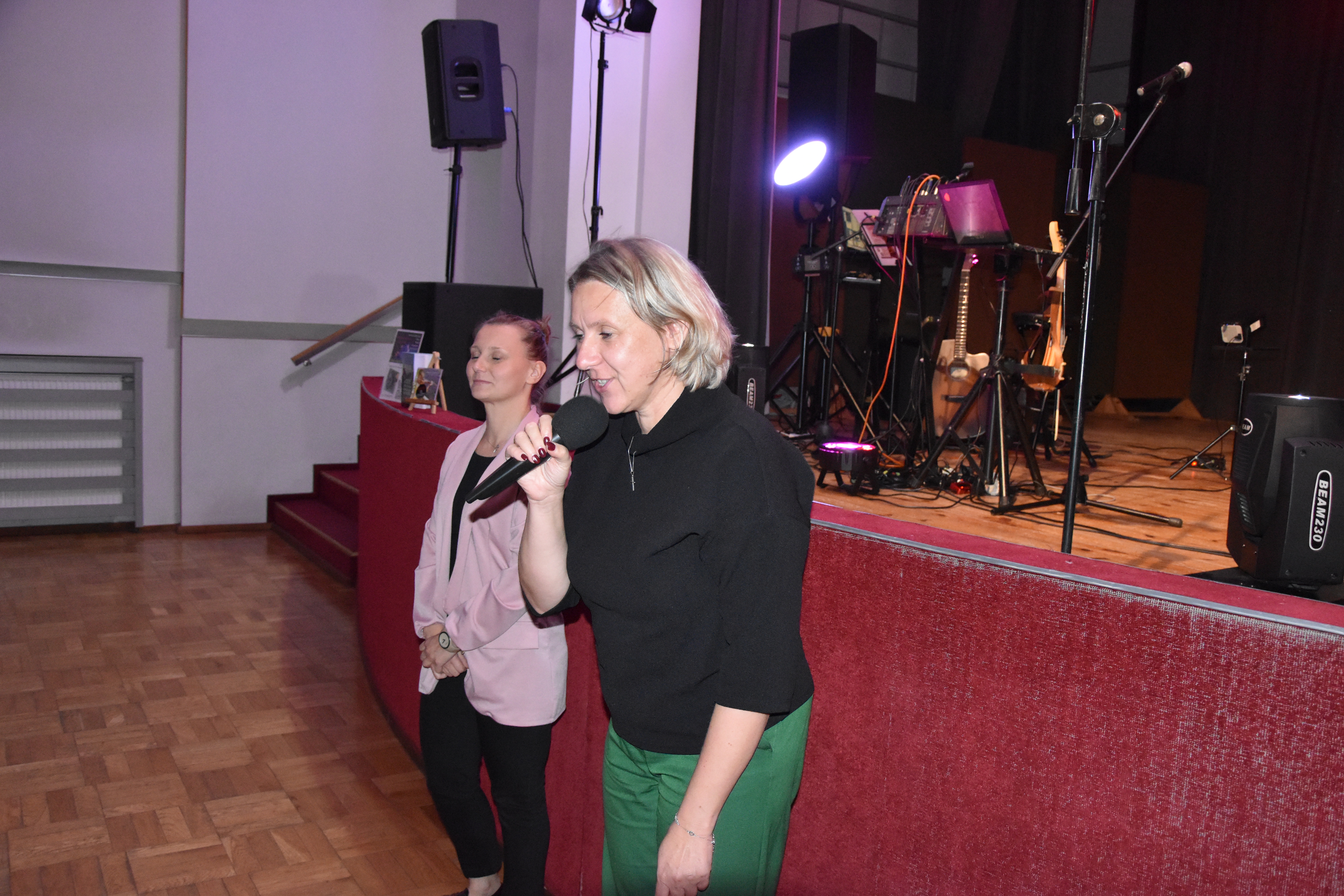 Pani Agnieszka Dubiel przemawiająca do zebranych.