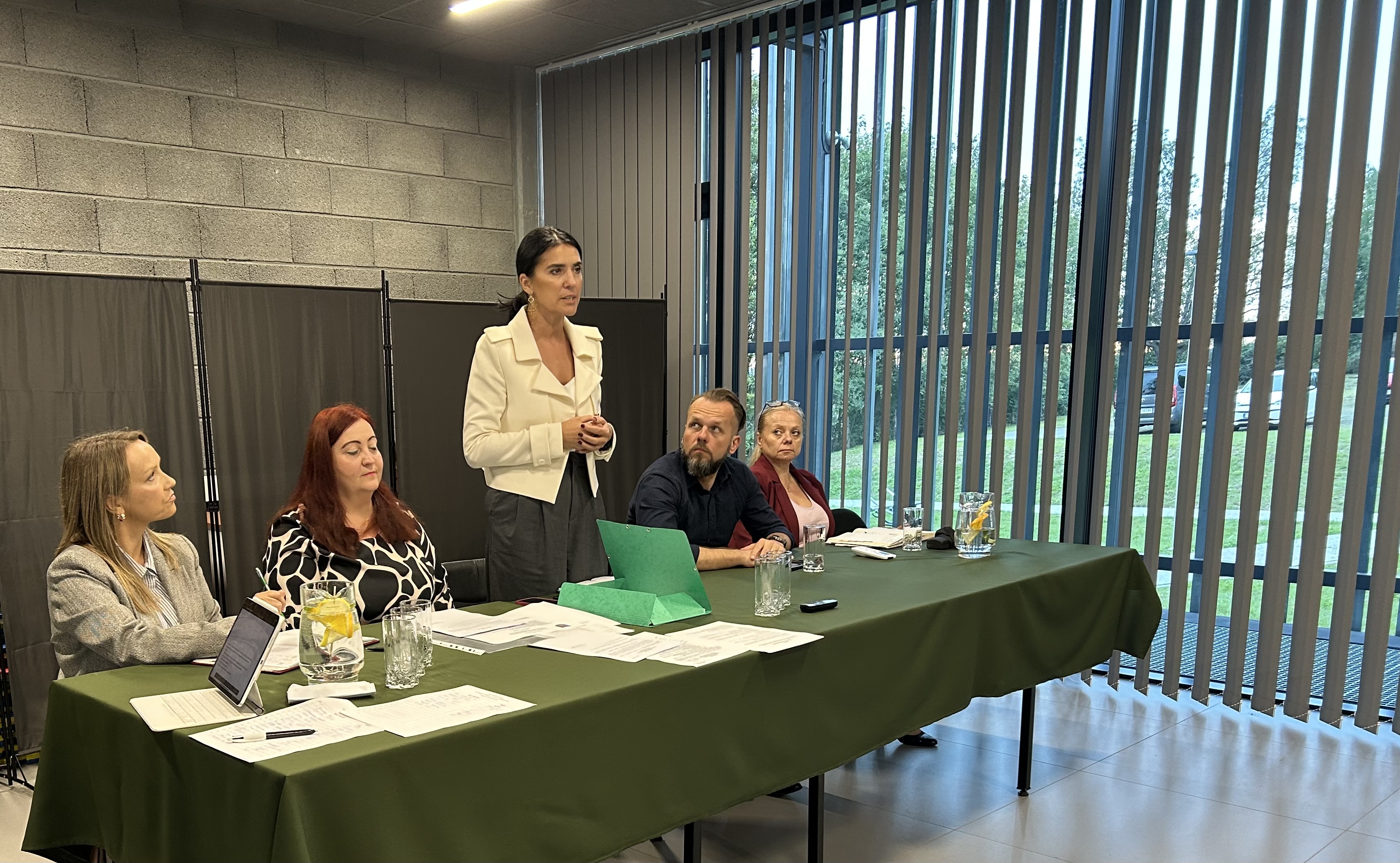 Zdjęcie przedstawia st&oacute;ł gości i&nbsp;przemawiającą W&oacute;jt Gminy