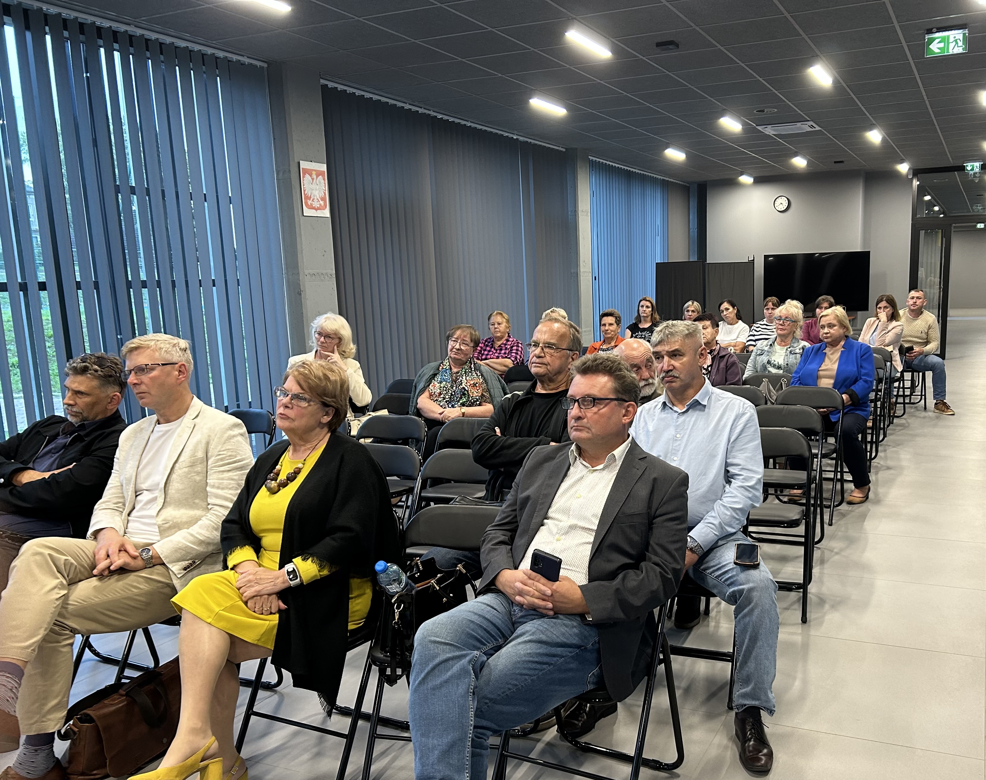Zdjęcie przedstawia siedzących mieszkańc&oacute;w sołectwa Dobieszowice
