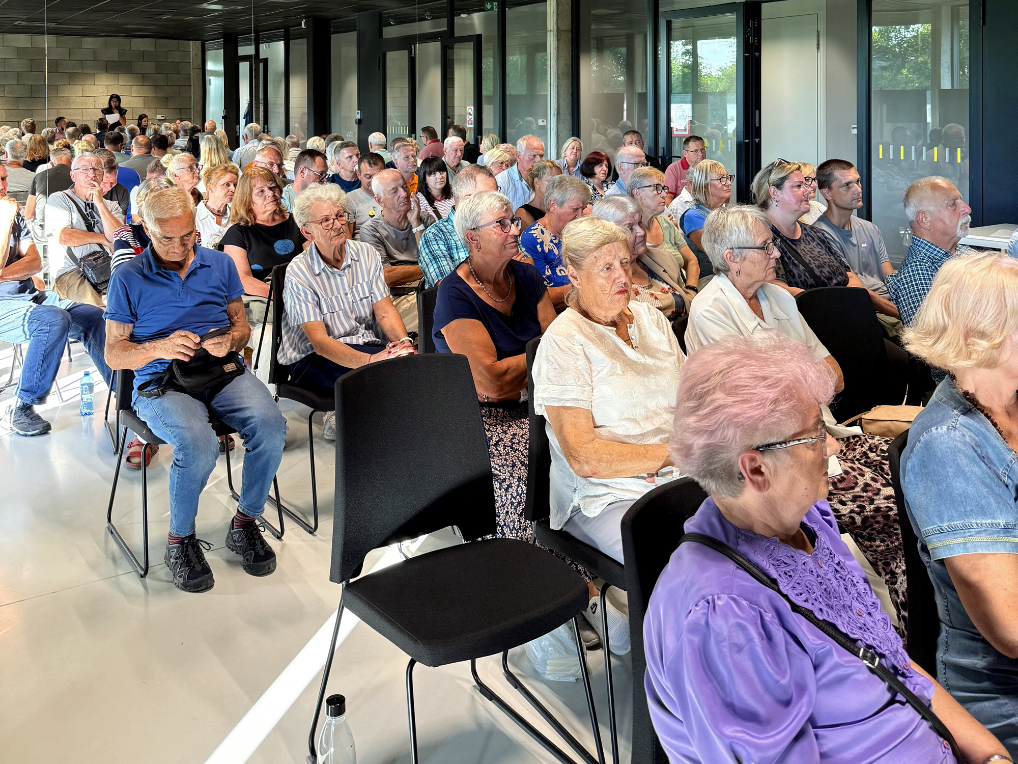 Zdjęcie przedstawia siedzących mieszkańc&oacute;w sołectwa Rogoźnik 