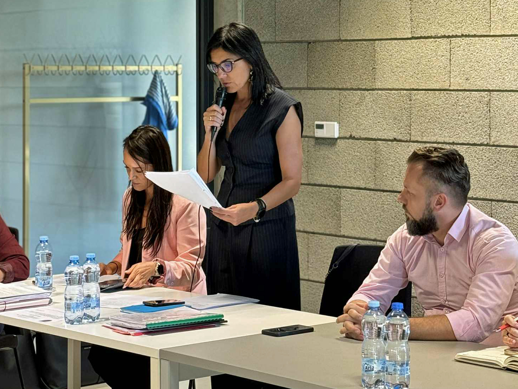 Zdjęcie przedstawia st&oacute;ł gości i&nbsp;przemawiającą W&oacute;jt Gminy Małgorzatę Bednarek.