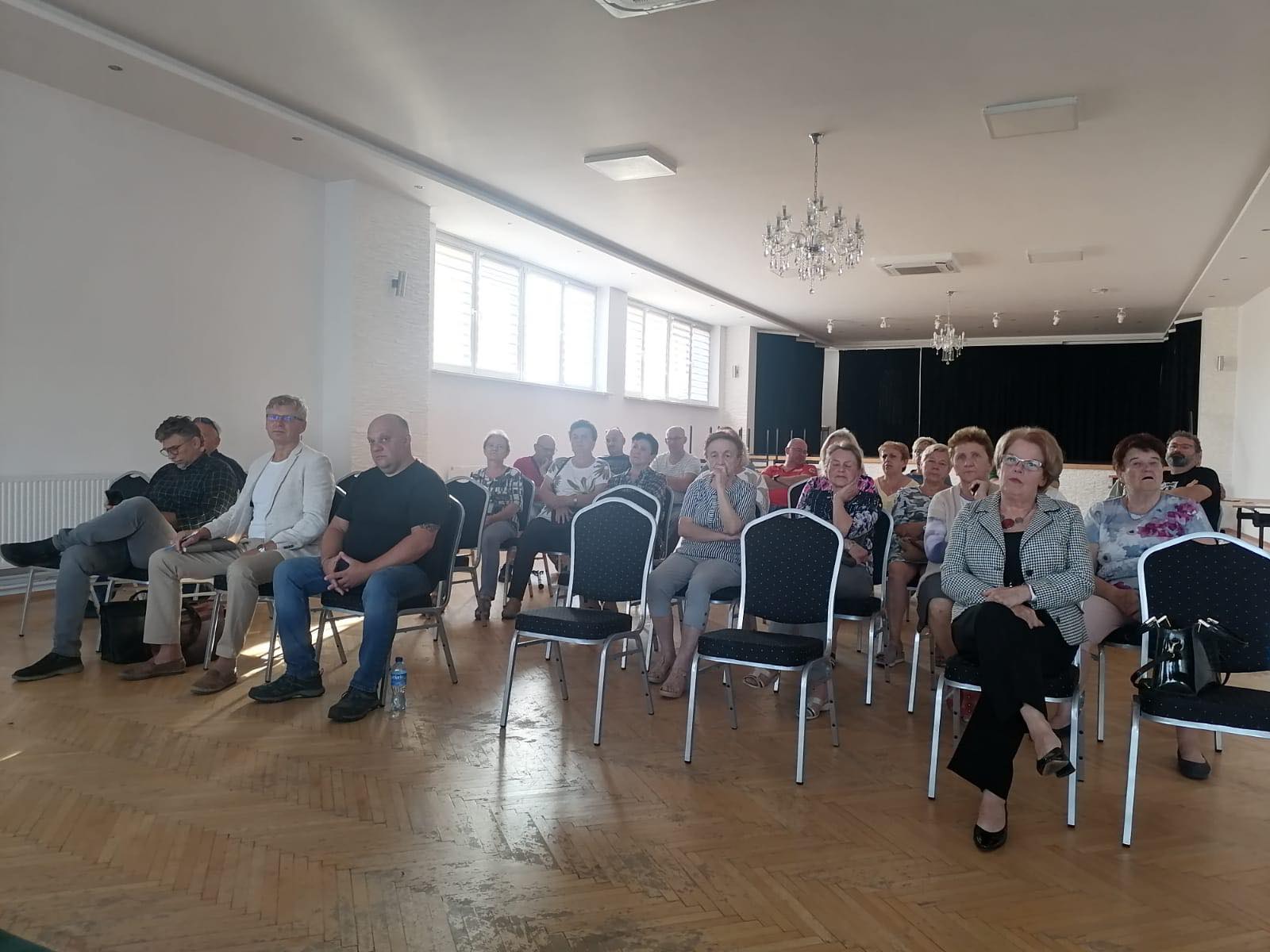 Zdjęcie przedstawia siedzących mieszkańc&oacute;w sołectwa.