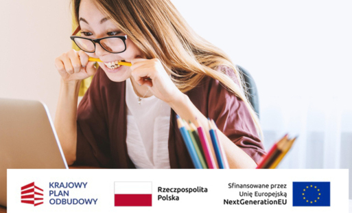 dziewczyna przed komputerem